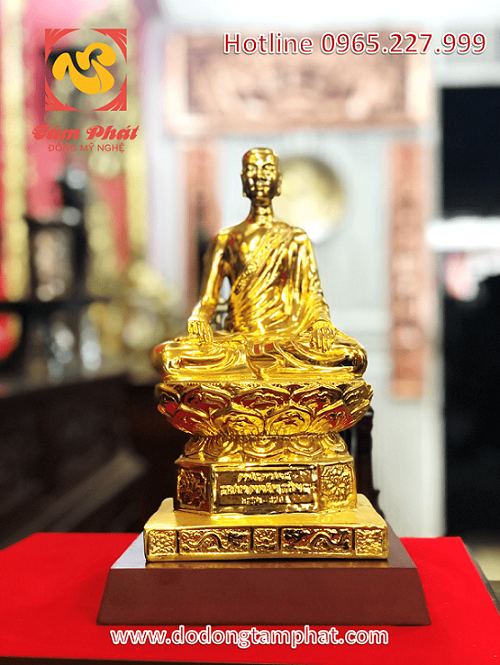 Venerable King statue