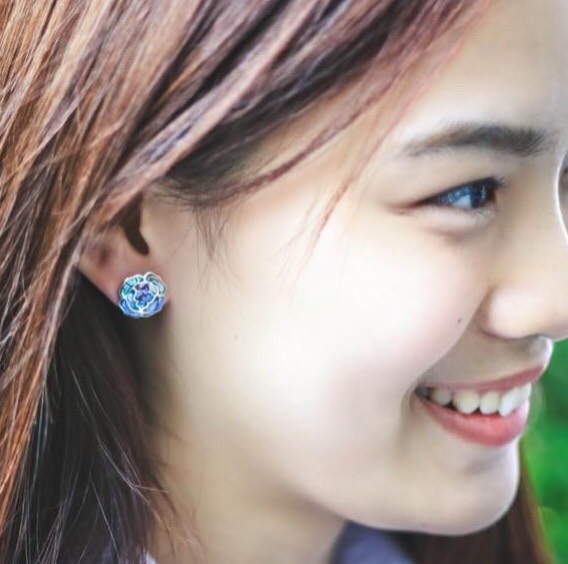 Mosaic jewelry made from mussel shells